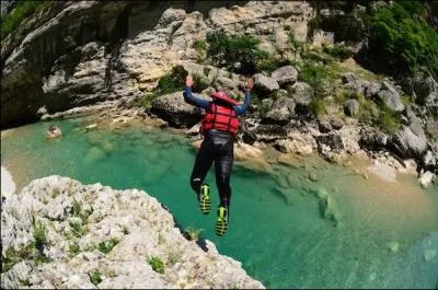 Il faut alterner nage, sauts, glissades mais jamais de marche.