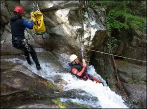 Pour progresser dans les ravins barrés de nombreuses cascades, il faut maîtriser l'utilisation des cordes, surtout la technique du rappel.