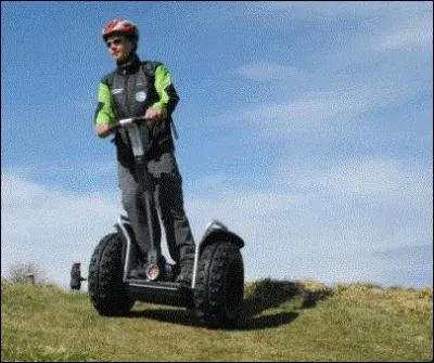 Là, c'est du tout terrain ! Testez le puissant moteur et les roues à crampons de cet engin et vous passerez partout !