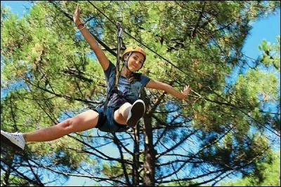A quoi vous exercez-vous dans cette grimpette d'aventures au beau milieu des arbres ?