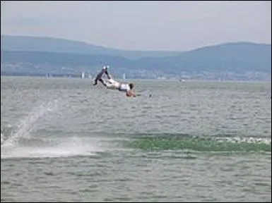 C'est la combinaison de quelques techniques de ski nautique, de snowboard et de surf.