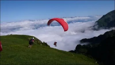 Vous surplombez la mer de nuages, en pratiquant :