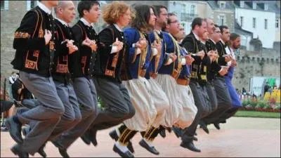 Quelques jours plus tard, le 14 juillet 2015, j'ai décidé de me rendre dans une grande ville de Bretagne pour assister à la célébration des Fêtes d'Arvor. Où sont-elles célébrées ?