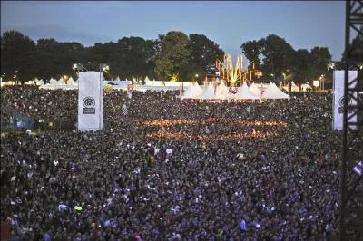 Le lendemain, je me suis rendu au festival des Vieilles Charrues à Carhaix. Depuis quelle année ce festival existe-t-il ?