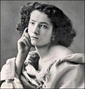 La grande actrice, Sarah Bernhardt (1844-1923) a fréquenté aussi quelques villes d'eaux, mais quelle est celle du Massif Central qui reçut sa visite, une station traversée par la Dordogne, qui possède deux casinos dans les années 1890 en plus d'un funiculaire à partir de 1902 ?