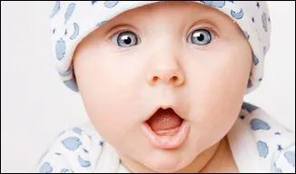 Les bébés parlent généralement :