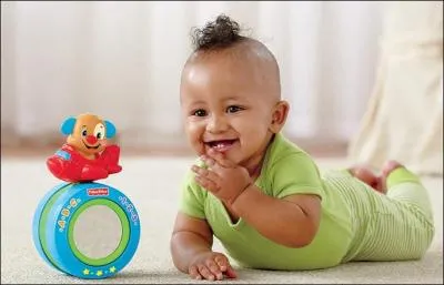 Le bébé est plus joyeux avec :