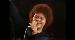 Apr&egrave;s que le trio soit parti en tourn&eacute;e, quel est son nouveau nom ?