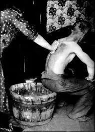 Avant la mise en place des bains douches, dans les mines, dans quoi les mineurs se lavaient-ils chez eux ?