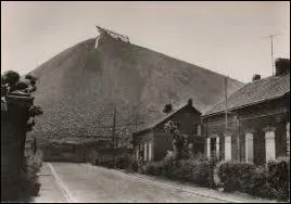 Comment appelait-on ces petites collines marquant le paysage minier ?