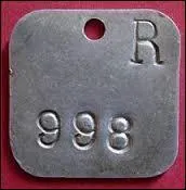 Chaque mineur avait un objet personnel numéroté qu'il échangeait à la lampisterie contre une lampe pour descendre.
Cet objet accroché sur un tableau était restitué au mineur lors de sa remontée en échange de la lampe prêtée en début de poste.
En cas d'accident au fond, il était facile de voir en un coup d'il sur le tableau le mineur qui n'était pas remonté. Quel était cet objet ?