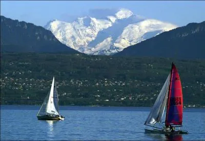 Pour conduire un voilier sur un lac, il faut posséder le permis bateau.
