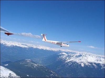 La pratique du vol à voile consiste à exploiter les courants aériens descendants avec un planeur.