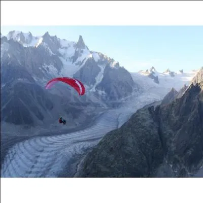 Le décollage d'un parapente se fait uniquement à pied depuis un relief. Il est donc impossible de pratiquer cette activité sur terrain plat.