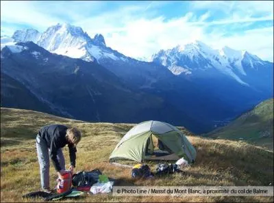 Le trekking consiste en une randonnée pédestre itinérante de plusieurs jours en montagne, ponctuée de bivouacs.