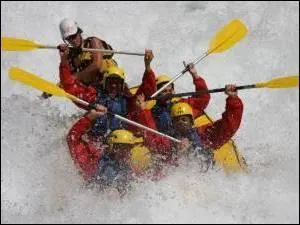 Le rafting consiste à naviguer sur des rivières calmes, sans rapides et sans obstacles.