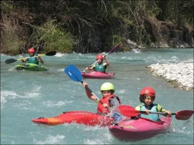 On pratique le canoë-kayak avec des embarcations propulsées à l'aviron.