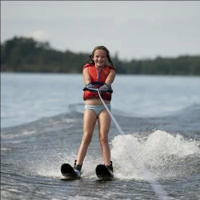 Les premiers skis du ski nautique étaient faits en bois.