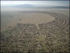 Si vous cherchez des artistes originaux, des sculpteurs illumin&eacute;s ou encore des hippies hallucin&eacute;s, je vous conseille de vous rendre fin ao&ucirc;t dans le d&eacute;sert de Black Rock au Nevada. Comment s'appelle cette rencontre artistique o&ugrave; les oeuvres monumentales pr&eacute;sent&eacute;es finissent br&ucirc;l&eacute;es ?