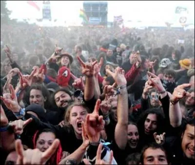 Quel festival fran&ccedil;ais est devenu un rendez-vous incontournable pour les amateurs de hard rock et de metal ?