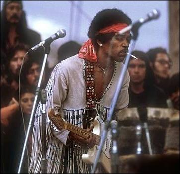 Ce festival emblématique de la culture hippie a rassemblé 500 000 spectateurs qui ont pu voir de nombreux artistes comme Jimi Hendrix, Joe Cocker, Janis Joplin, The Who, Joan Baez ou encore Santana. 
Quand le festival de Woodstock s'est-il déroulé ?