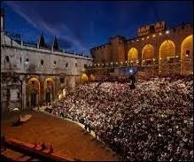 Il para&icirc;t qu'on y danse tous en rond ! Quelle est la plus grande manifestation de th&eacute;&acirc;tre et de spectacle vivant de France ?