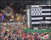Quel festival musical cr&eacute;&eacute; en 1992 se d&eacute;roule dans la commune de Carhaix-Plouguer dans le Finist&egrave;re ?
