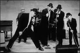 De quel instrument Dan Aykroyd joue-t-il ?