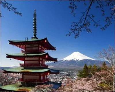 Point culminant du Japon avec 3776 mètres d'altitude. Il se trouve au sud-Ouest de la capitale japonaise Tokyo.