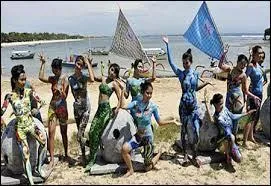 Sur la plage, on peut se prélasser au soleil. Egalement, il y a possibilité de s'initier à la peinture sur corps. Quel terme désigne cette activité pour les anglophones ?