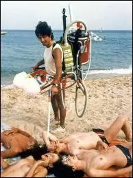 Aussi, il se trouve que certains soient moins chanceux. En effet, pour eux, plage rime avec boulot. Par exemple, le travail de vendeur ambulant, proposant diverses boissons et petites collations. Tout comme Daniel Auteuil, dans ce film dont est issue la photo. Il a pour titre :