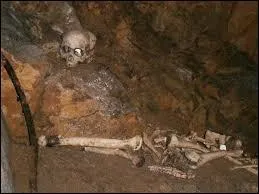 Avis à ceux qui veulent fuir la chaleur, profitez du frais en vous aventurant dans l'exploration de grotte ! Comment nomme-t-on cette activité ?