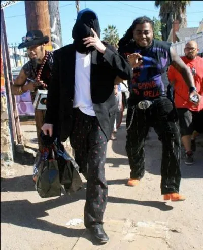 Michael Jackson se cache sous ce déguisement.