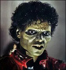Un zombie maintenant ! A l'aide ! Michael dis moi que c'est toi !