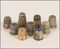 Lequel de ces noms ne désigne le collectionneur de dés à coudre ?