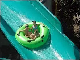 Chaque bouée peut contenir 4 personnes. Quel est ce toboggan ?