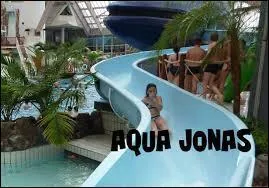 L'Aquajonas est un toboggan pour les...