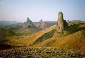 Au village de Nanga Eboko, de quelle couleur est la terre ?