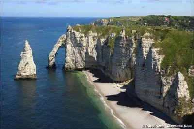 Enfin, avant de rejoindre Ouistreham afin de partir pour l'Angleterre, j'ai décidé d'aller à Etretat pour voir les célèbres falaises. De quelle période géologique datent-elles ?