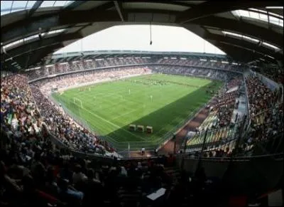 Arrivant à Caen vers 17 heures un samedi, je décide pour commencer, après avoir déposé mes affaires dans un hôtel de la ville, d'aller voir un match de football de l'équipe professionnelle de Caen. Dans quel stade évolue cette dernière ?