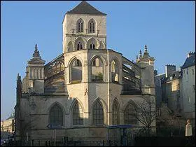 Le lendemain, j'ai visité deux églises. Laquelle n'est pas située à Caen ?