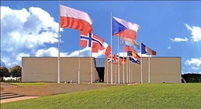 L'après-midi, j'ai visité le célèbre Mémorial de Caen. En quelle année a-t-il été inauguré ?