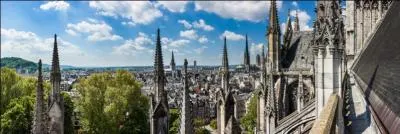 Pour profiter de Rouen, vous pourrez aller dans l'une de ses piscines. Là-bas, entre deux plongeons, vous pourrez lire un roman de Victor Hugo. Combien y a-t-il de clochers à Rouen selon ce dernier ?
