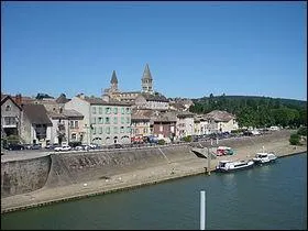 En Bourgogne, à mi-chemin entre Dijon et Lyon, la ville de TOURnus est arrosée par :