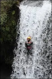 C'est la reine des activités de découverte de l'eau vive sur l'île. Peu connue en métropole, ici c'est un excellent moyen de découvrir la nature, tout en jouant dans l'eau. Équipé d'une combinaison, d'un gilet de sauvetage et d'un casque, vous descendez les rivières :