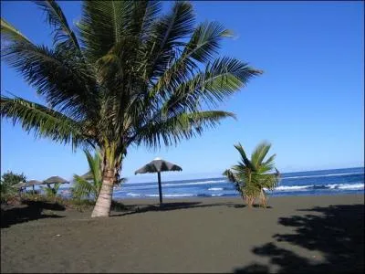 Pour les plus "terre-à-terre", prélassez-vous sur les nombreuses plages de l'île, dont celle-ci, recouverte de sable noir :