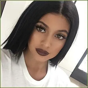 Quelle couleur de cheveux cette star a-t-elle utilisée lors de la session 2015 du festival ?