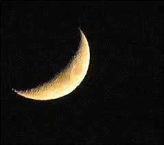 Quel astre visible dans le ciel prend la forme d'un croissant à certaines périodes ?