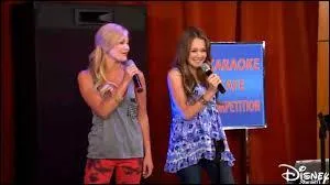 Avec quelle actrice chante-t-elle "Had me Hello" dans cette même série ?