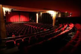 Ce soir, Dark ira au _____ voir "Pixels", une comédie de science-fiction américaine réalisée par Chris Columbus.